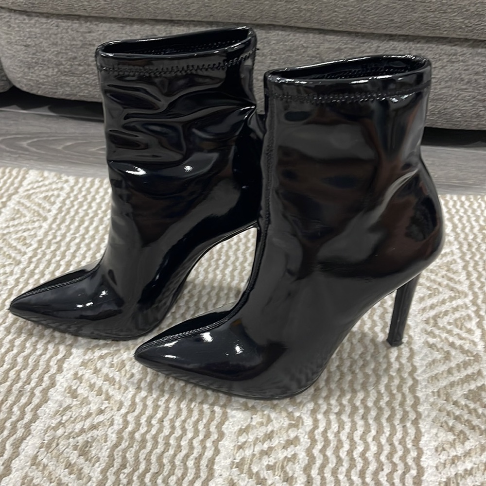 Jessica Simpson fashionable black boots Size 5